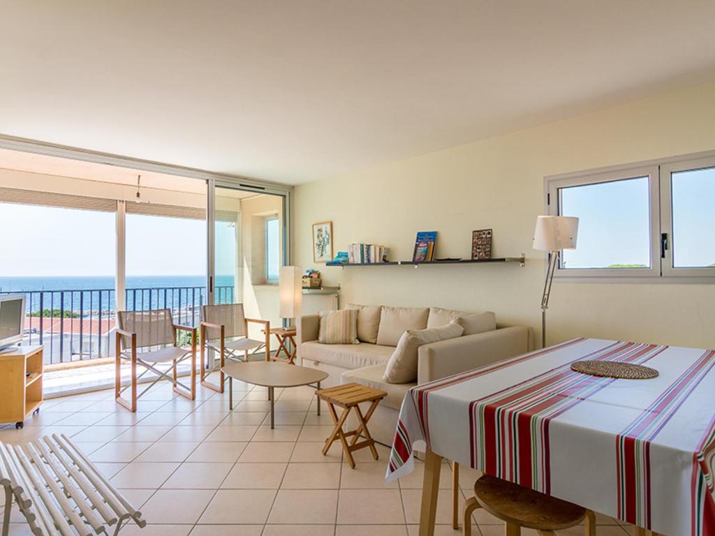 a living room with a bed and a couch at Appartement Mèze, 4 pièces, 6 personnes - FR-1-604-5 in Mèze