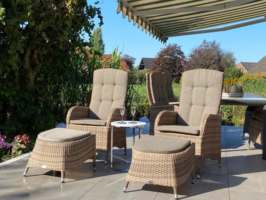 Posezení v ubytování Ferienhaus FRIESENHERZ - Traum-Landhaus mit Sauna & Wallbox