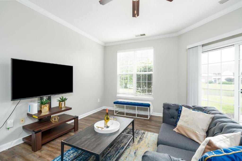 uma sala de estar com um sofá e uma televisão em Tranquil Haven in Greenwood em Greenwood