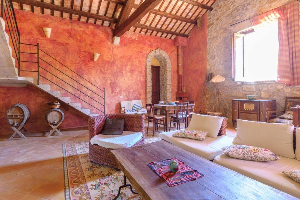 een woonkamer met een bank en een tafel bij CASA Adriana Affascinante casa in pietra in Buseto Palizzolo