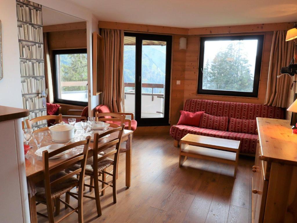 un salon avec une table et un canapé dans l'établissement Appartement rénové 5 pers, 2P avec WIFI - Avoriaz - FR-1-633-22, à Avoriaz