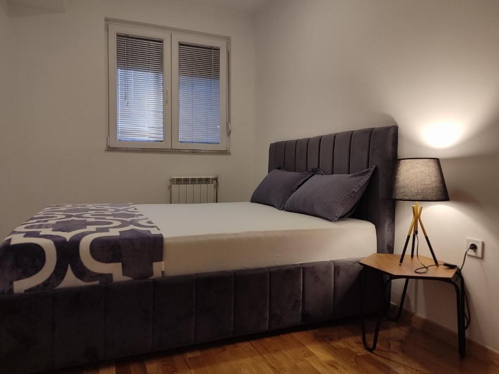 een slaapkamer met een groot bed in een kamer bij Skopje DJS apartment in Skopje