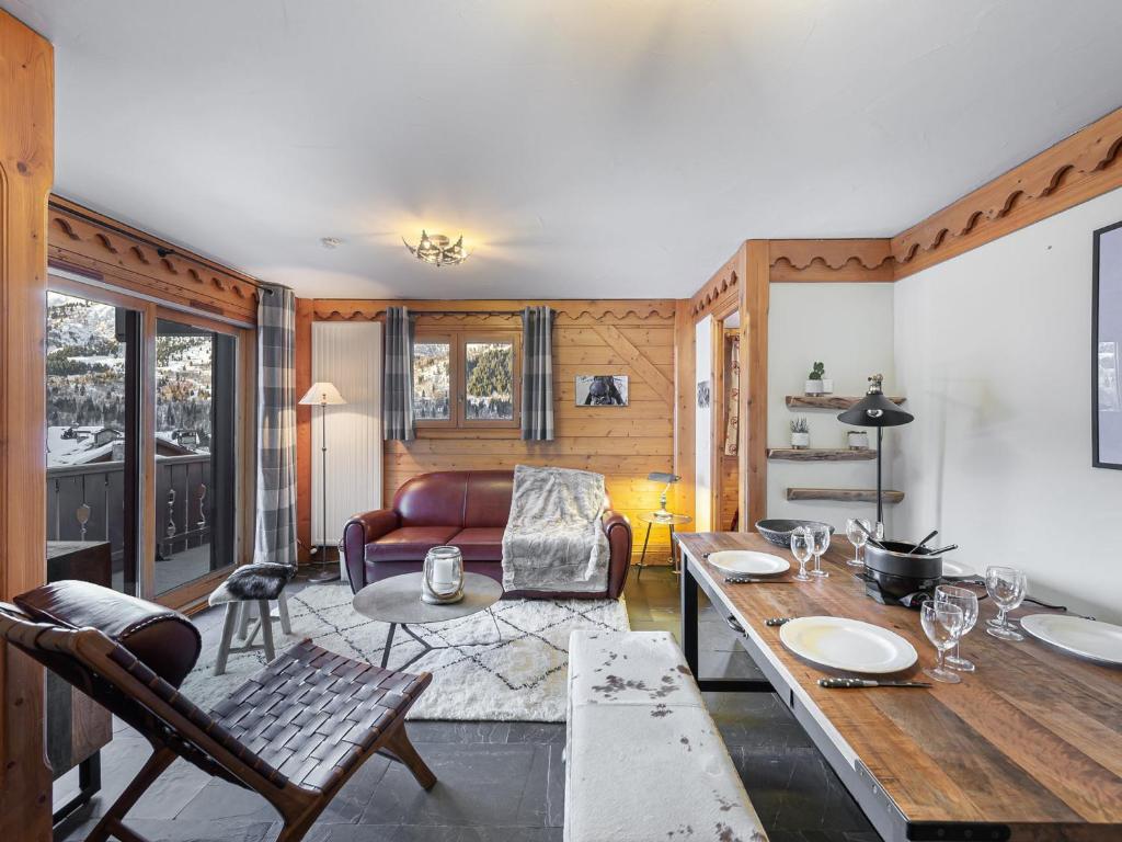 un salon avec un canapé et une table dans l'établissement Appartement moderne proche pistes avec accès piscine et spa - FR-1-566-53, à Les Allues