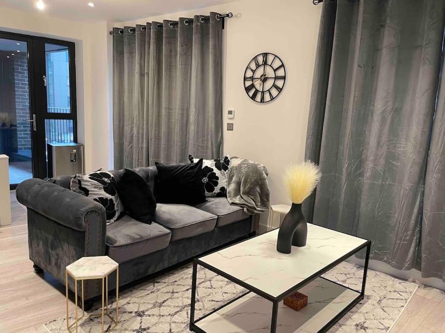 a living room with a couch and a table at Stylish and Cosy 2 bedroom flat in Croydon in Croydon