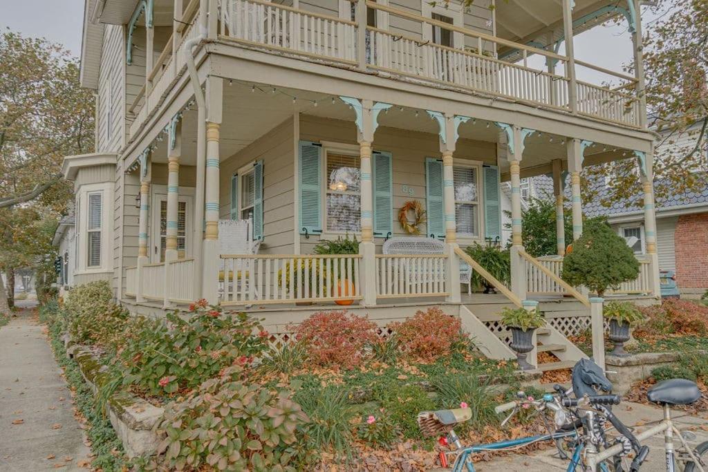 uma casa com varanda e uma bicicleta estacionada no quintal em The Stockton - Victorian Ocean Grove near Asbury em Ocean Grove