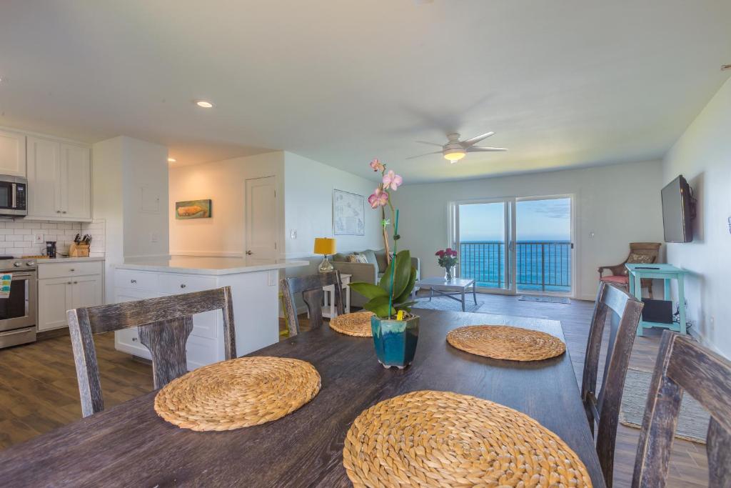 uma cozinha e sala de jantar com mesa e cadeiras em Breathtaking Oceanside Views at Alii Kai! AK5302 em Princeville