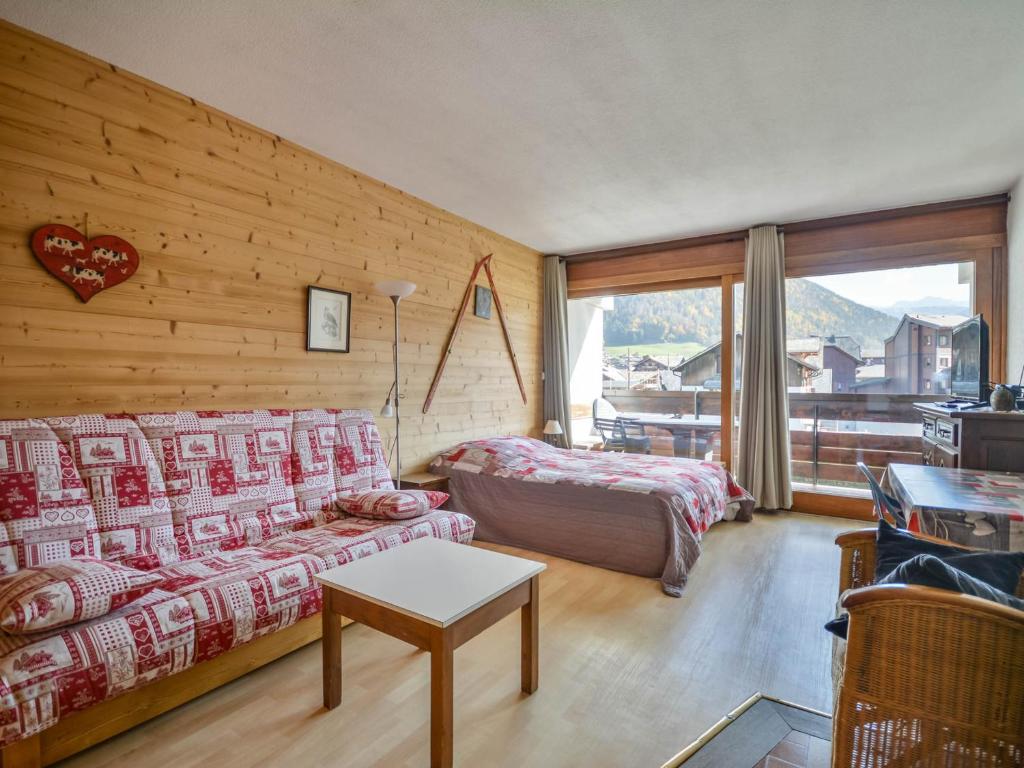 salon z kanapą i łóżkiem w obiekcie Studio centre Morzine, balcon, parking, proche remontées - FR-1-684-51 w mieście Morzine