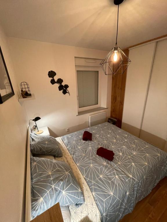 1 dormitorio con 1 cama grande en una habitación en Brimbelle en Saint-Maurice-sur-Moselle