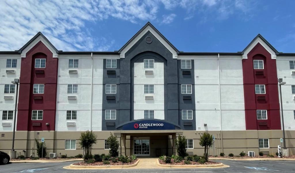 uma representação da frente de um hotel em Candlewood Suites Tuscaloosa, an IHG Hotel em Tuscaloosa