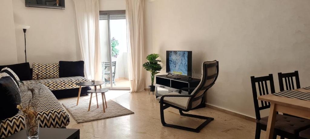 TV a/nebo společenská místnost v ubytování Joli appartement Mohammédia