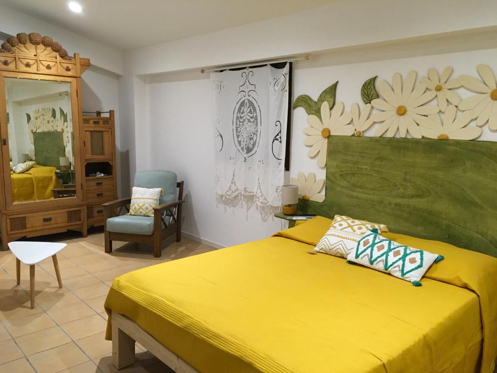 テルメ・ヴィリアトーレにあるAgroleaのベッドルーム(黄色のベッド1台、鏡付)