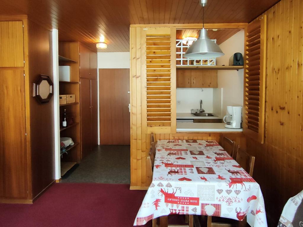 - une cuisine avec une table dans une chambre avec une cuisine gmaxwell gmaxwell dans l'établissement Appartement La Clusaz, 2 pièces, 4 personnes - FR-1-459-198, à La Clusaz