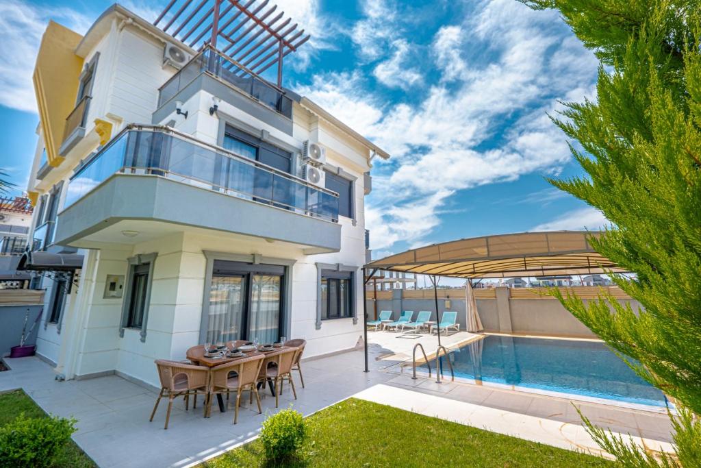 une villa avec une piscine et une maison dans l'établissement Secluded Villa with Private Pool in Antalya, à Antalya