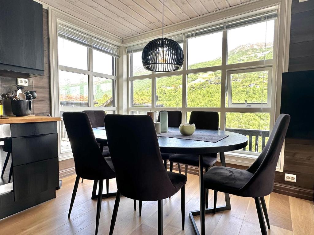 uma sala de jantar com mesa e cadeiras em Lovise Mountain Apartment em Stranda