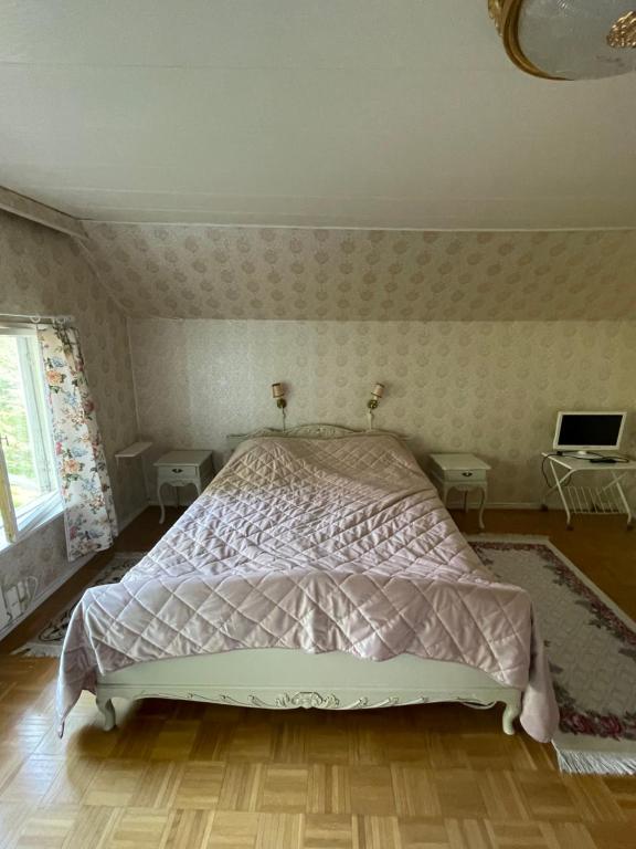 1 dormitorio con 1 cama y TV en la pared en Family house 150m2 in Kauhava down town en Kauhava
