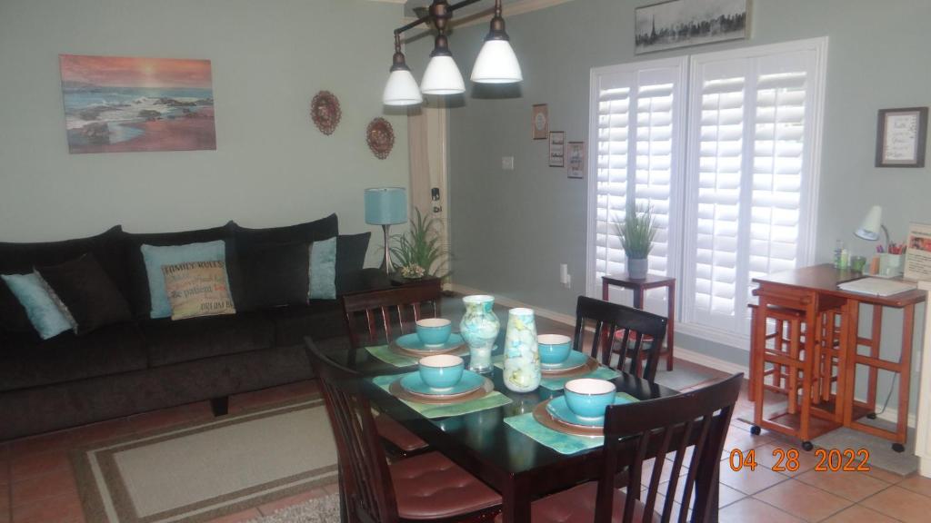 sala de estar con mesa, sillas y sofá en Joyful Quarters - Beautiful Spacious 1 Bedroom Apt, en Houston