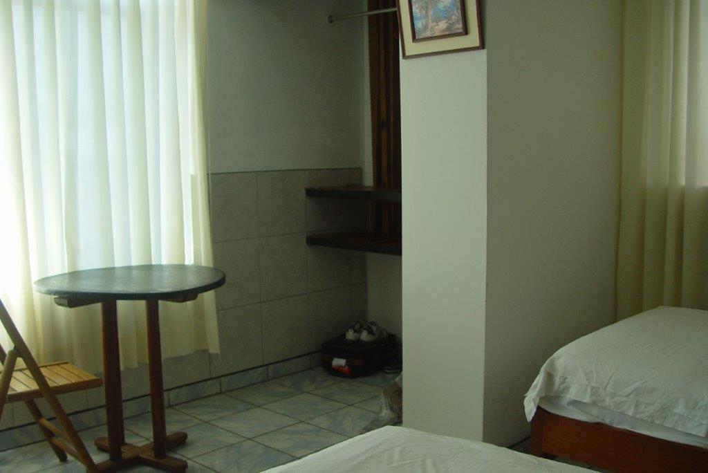 a small room with a table and a bed at Happy Day Pucallpa in Pucallpa