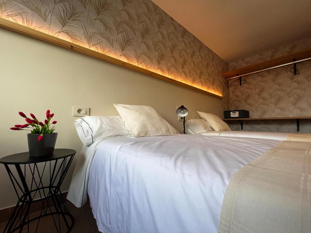 1 dormitorio con 1 cama blanca grande y mesa auxiliar en Hostal LA POETISA - Auto Check-in, en Culleredo