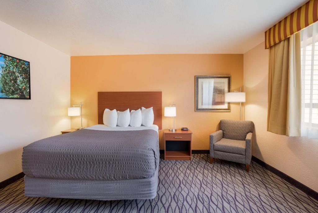 Postel nebo postele na pokoji v ubytování SureStay Hotel by Best Western Wenatchee