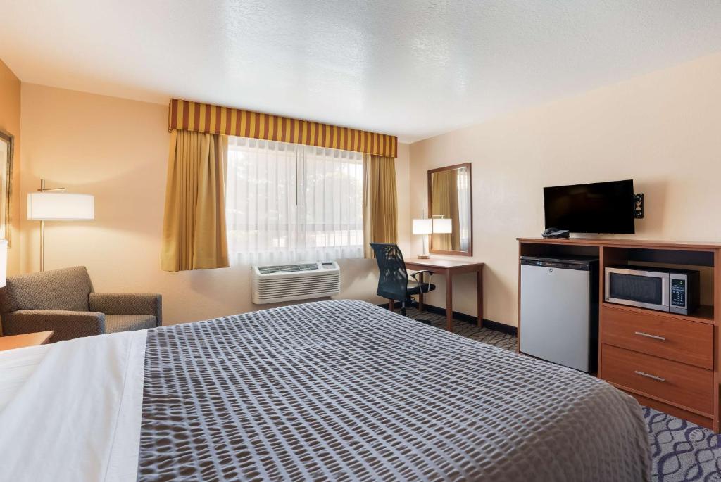 Postel nebo postele na pokoji v ubytování SureStay Hotel by Best Western Wenatchee