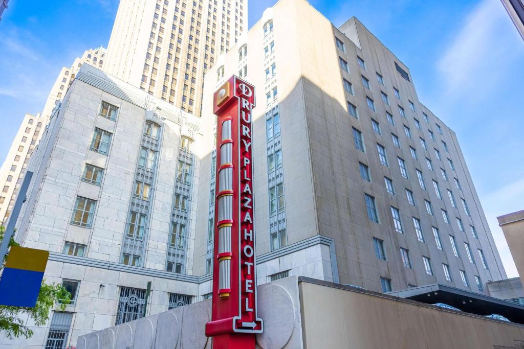 Drury Plaza Hotel Pittsburgh Downtown في بيتسبرغ: علامة الفندق الحمراء أمام المبنى