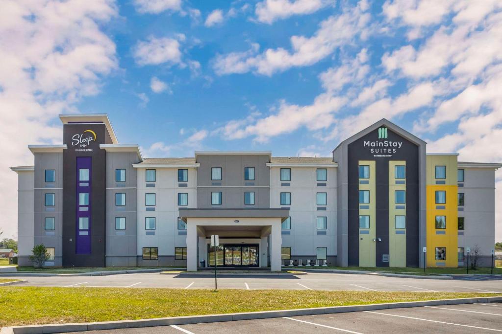 een weergave van een hotel op een parkeerplaats bij MainStay Suites North - Central York in York