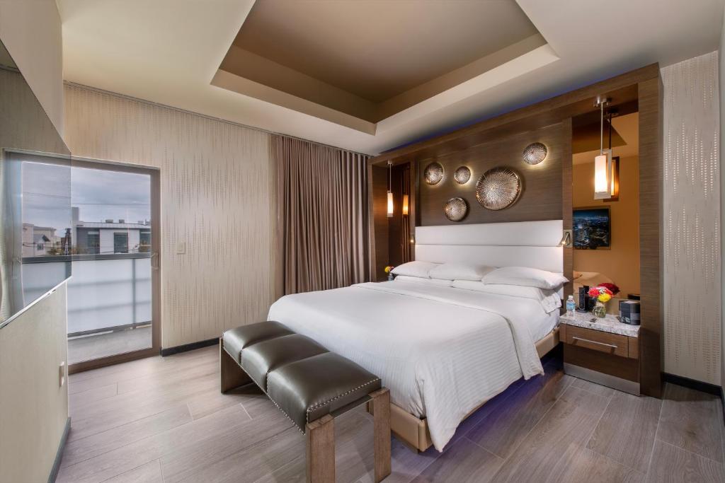 Postel nebo postele na pokoji v ubytování Shade Hotel Manhattan Beach