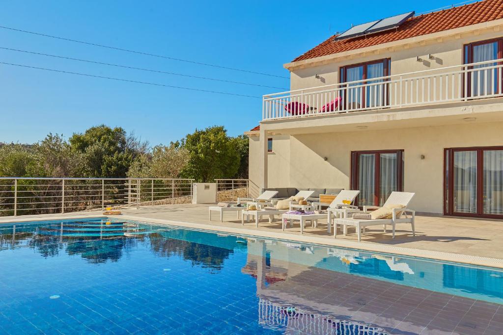 uma villa com uma piscina e uma casa em Villa Callista em Dubrovnik