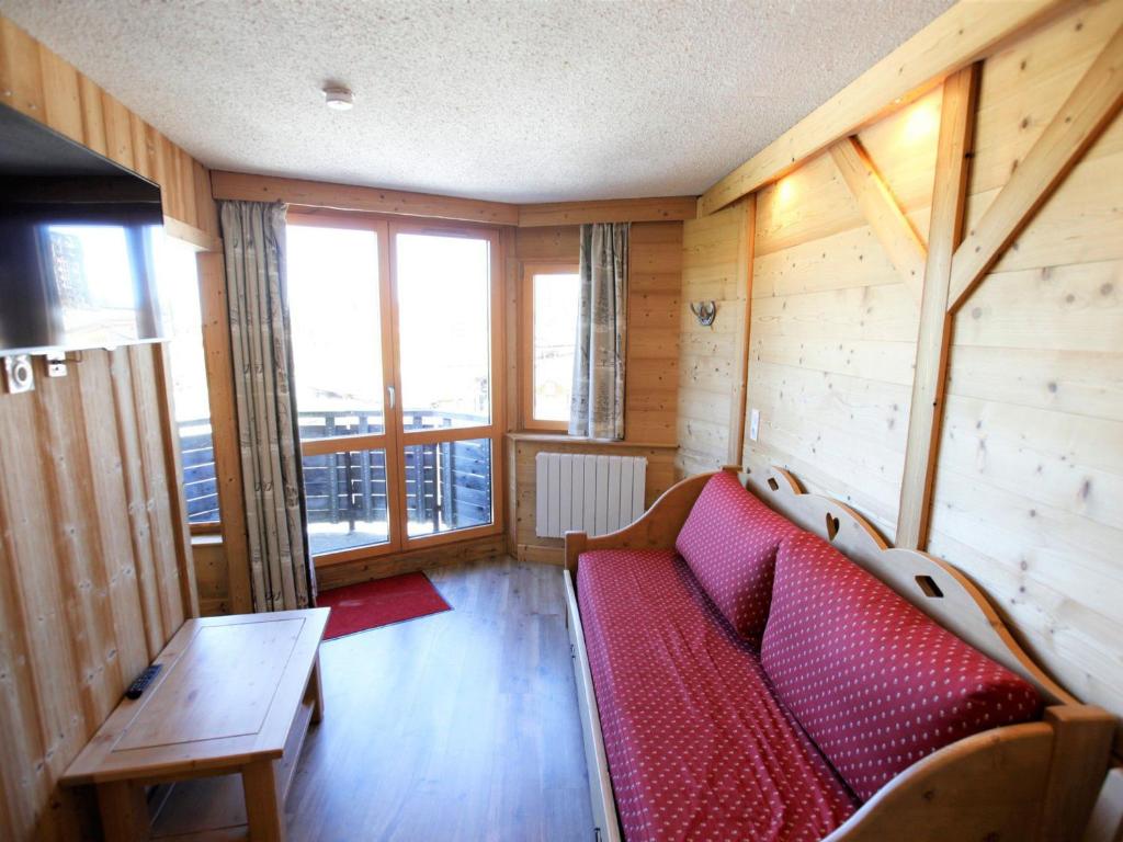 un salon avec un canapé rouge et une table dans l'établissement Appartement rénové 4 personnes avec balcon, centre Avoriaz, ski et commerces à proximité - FR-1-314-138, à Avoriaz