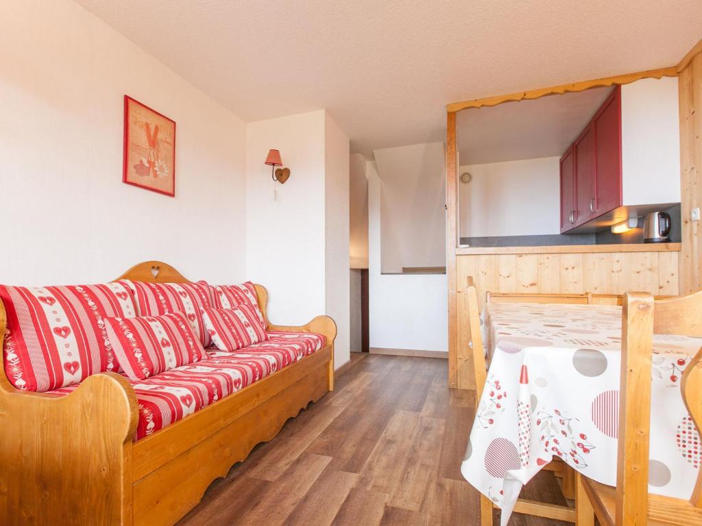 un salon avec un canapé et une table dans l'établissement Appartement cosy 6 pers, balcon sud, centre d'Avoriaz, TV, WiFi, accès direct pistes et commerces. - FR-1-314-157, à Avoriaz