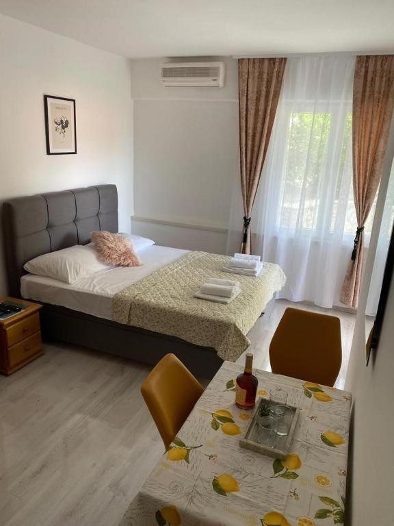Posteľ alebo postele v izbe v ubytovaní Apartments by the sea Baska Voda, Makarska - 16378