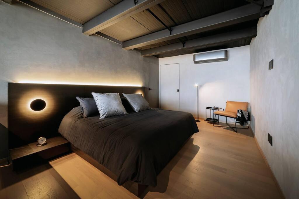 Postel nebo postele na pokoji v ubytování Skyloft contemporaneo con estilo unico