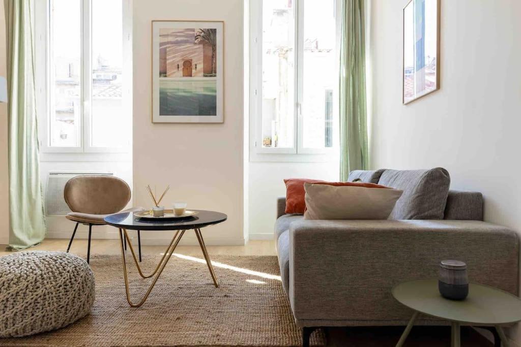 un salon avec un canapé et une table dans l'établissement Appart cosy à 1’ du Cours Julien (Climatisé), à Marseille