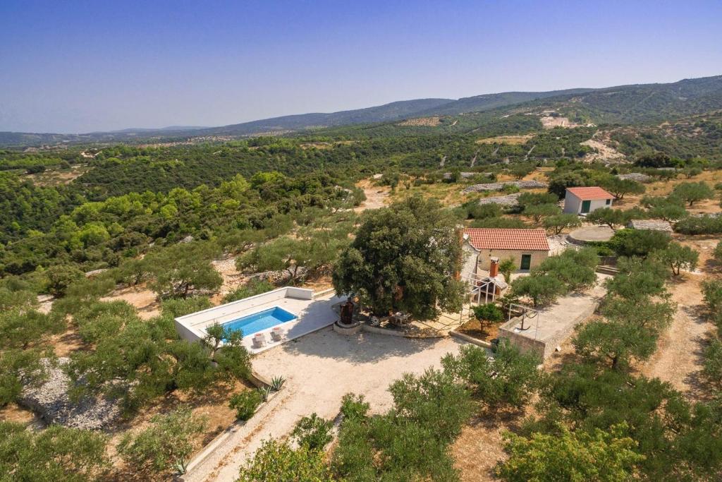 uma vista aérea de uma villa com piscina em Family friendly house with a swimming pool Pucisca, Brac - 21243 em Pučišća