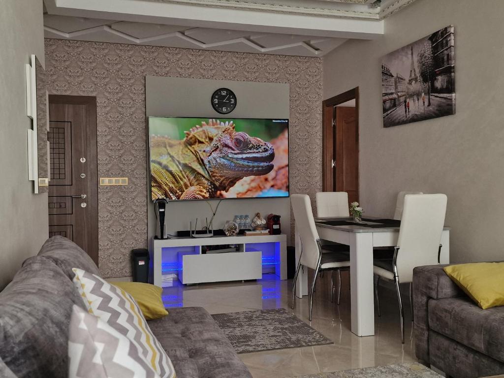 Ruang duduk di Fabuleux Appart a Larache avec confort exceptionnel et propreté souhaitée
