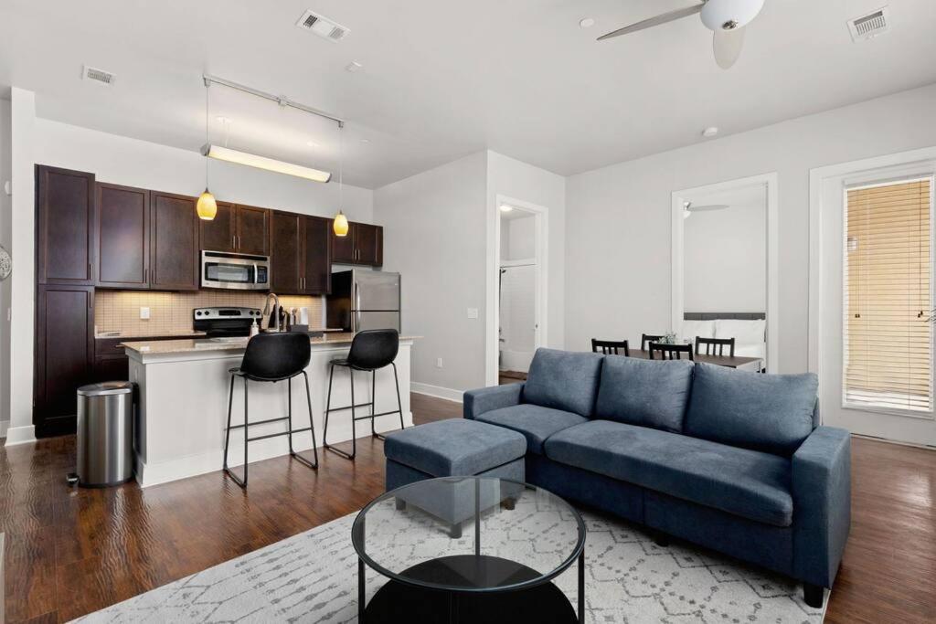 Η κουζίνα ή μικρή κουζίνα στο The Victoria: Private Balcony, Riverwalk, Downtown