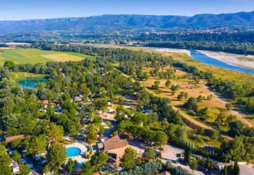 - une vue aérienne sur un parc à côté d'une rivière dans l'établissement Séjour inoubliable en Provence, camping 4*, à La Roque-dʼAnthéron