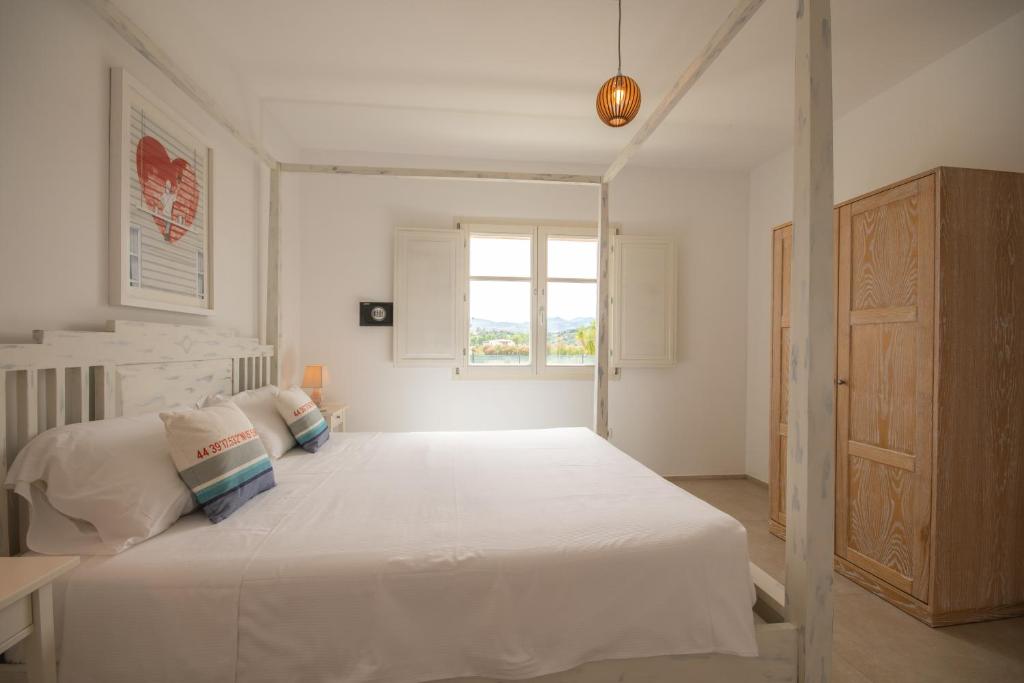 Postel nebo postele na pokoji v ubytování ENAJA - Luxury Retreat