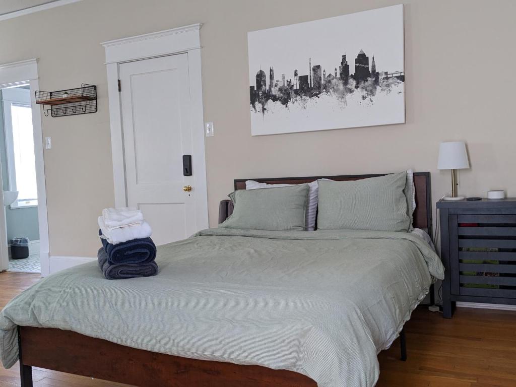 um quarto com uma cama e uma fotografia na parede em Sunny Efficiency In Historic Home em Durham