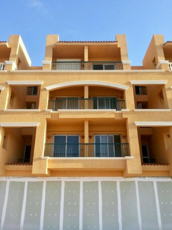 A balcony or terrace at Porto Residence Chalet, Outside Marina Gate 3, Sahel North Coast For Rent - شاليه بورتورسيدنس بخارج بوابة 3 مارينا الساحل الإيجار