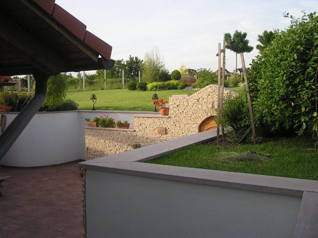 Vonkajšia záhrada v ubytovaní Villa Corvina