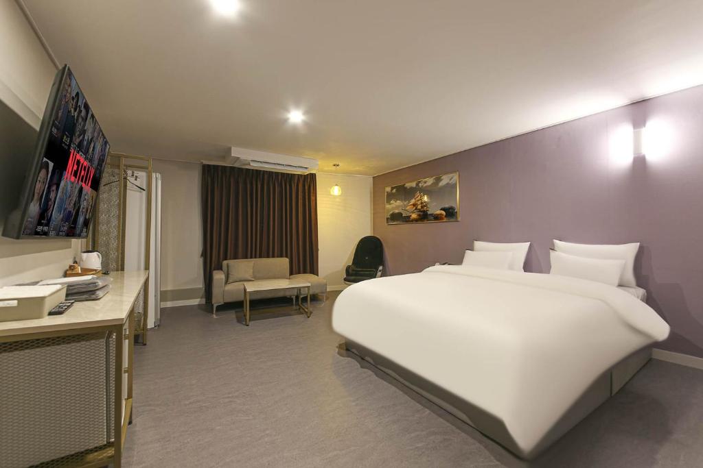 TV a/nebo společenská místnost v ubytování Brighton Hotel