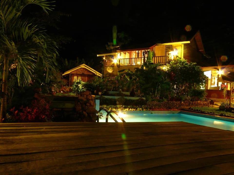 チャン島にあるFaye Orchid Garden Resortの夜間のスイミングプール付きハウス