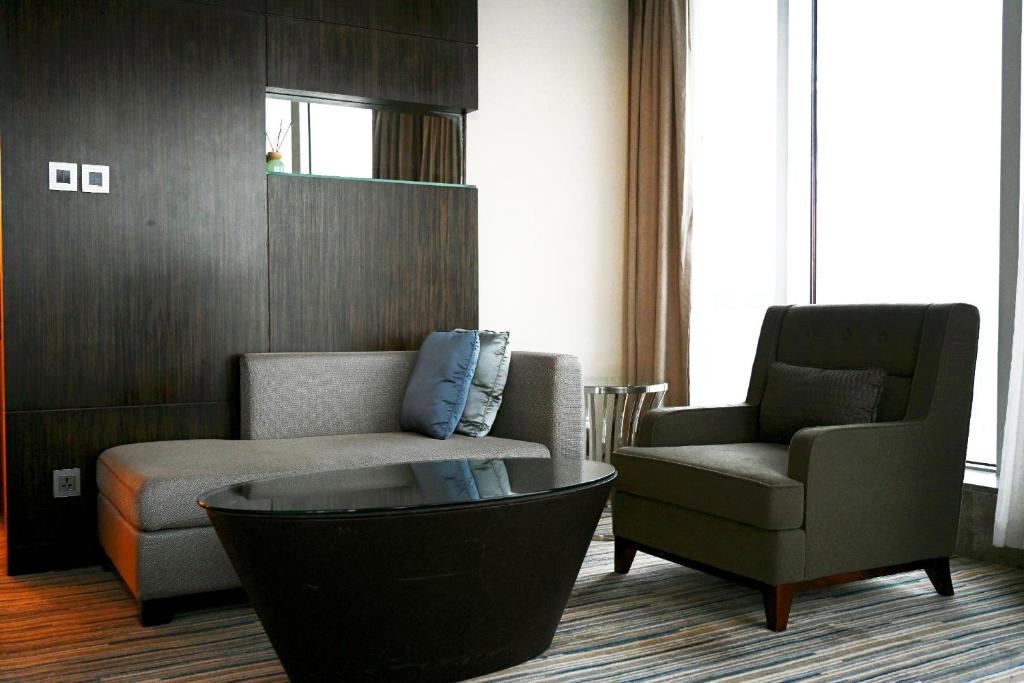 Posezení v ubytování Renaissance Huizhou Hotel
