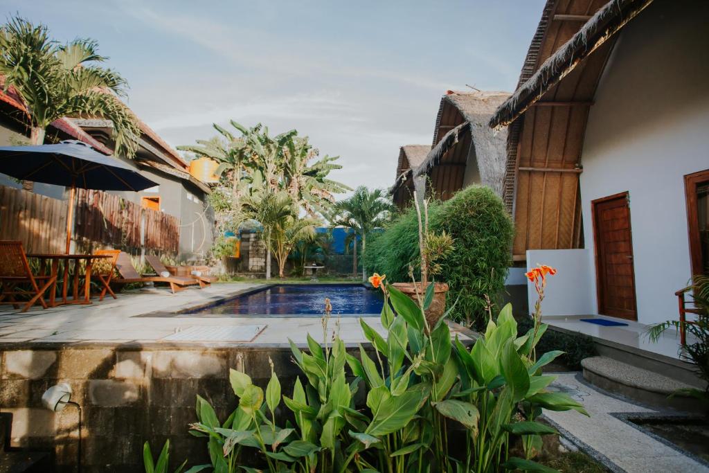 a courtyard with a swimming pool in a house at Jona Bungalow in Nusa Penida