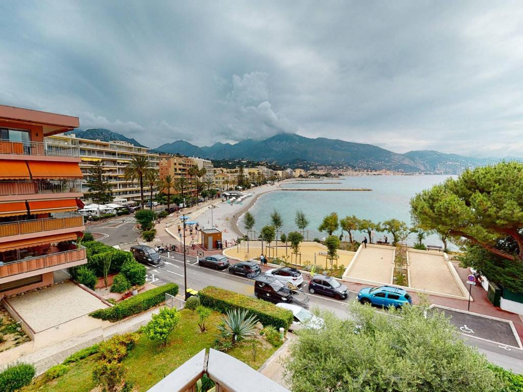 vistas a una ciudad con un cuerpo de agua en Studio spacieux avec terrasse face mer et coin nuit, proche plages et commerces, à 10 min de Monaco - FR-1-196-337, en Roquebrune-Cap-Martin