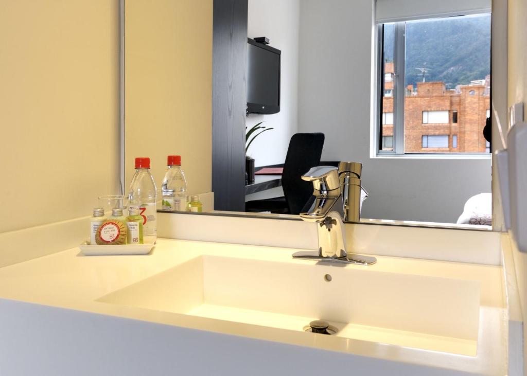 TV a/nebo společenská místnost v ubytování Hotel B3 Virrey