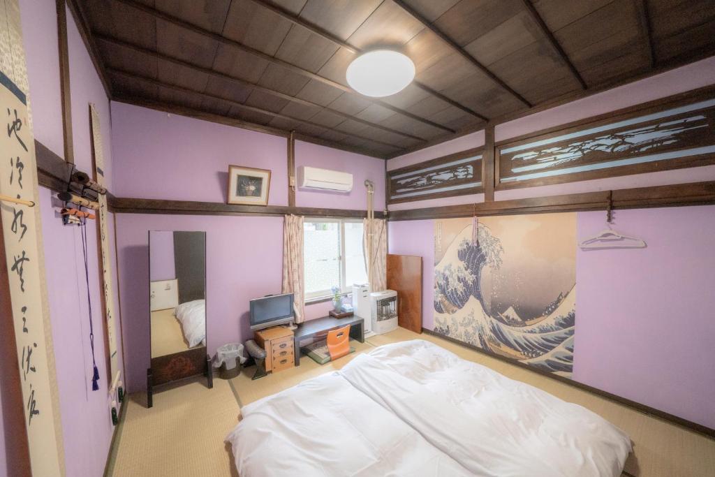 ein Schlafzimmer mit einem Bett und einem TV. in der Unterkunft 小樽民泊太田1号館 in Otaru