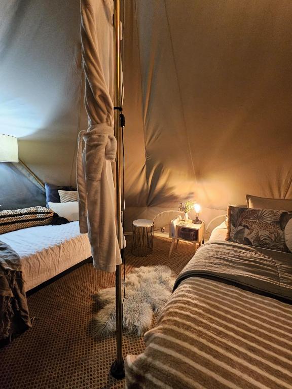 Postel nebo postele na pokoji v ubytování Inverloch Glamping