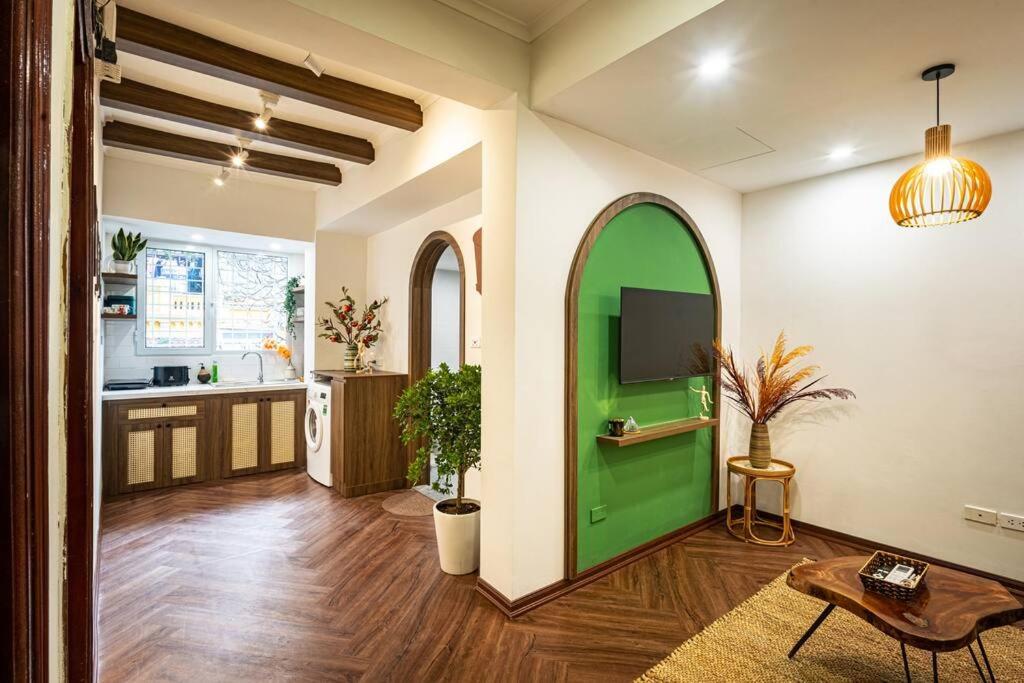 sala de estar con puerta verde y cocina en Homestay Hang Tre 5min to Bar street, en Hanói